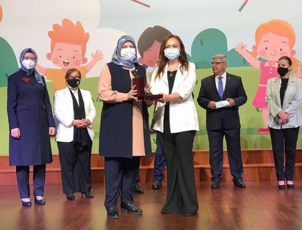 Nalan KURT 'un Ödülleri. Ramazan Temalı Resim Yarışması Sonrası Yönetim Kurulu Başkanımız Sayın Nalan Kurt'a Plaket Takdim  Edildi