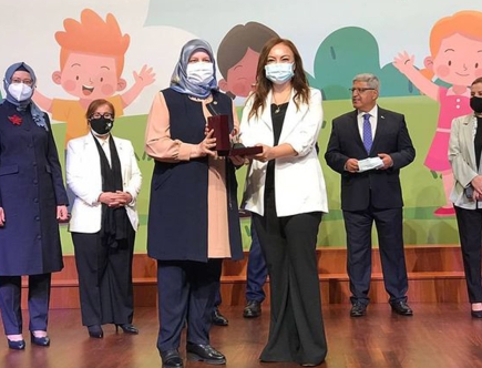 Nalan KURT 'un Ödülleri. Ramazan Temalı Resim Yarışması Sonrası  Sayın Nalan Kurt'a Plaket Verildi